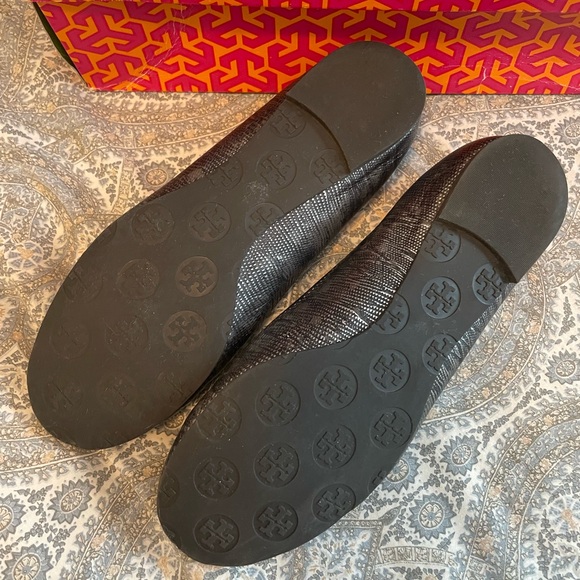 TORY BURCH - Reva Logo flats. Size 7.5 Metallic lizard - pewter w/ box! EUC - Picture 3 of 5